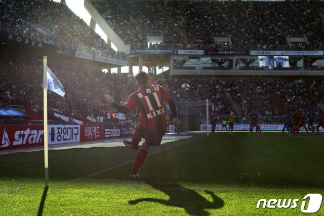 코너킥을 올리고 있는 몰리나.(K리그 제공) © 뉴스1