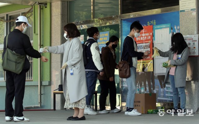 네 차례 미뤄졌던 토익 시험도 재개됐습니다. 수험생들이 은평구의 한 시험장에서 발열 검사와 손 소독제, 마스크를 받은 채 입장하고 있습니다.
＜양회성 기자 yohan@donga.com＞