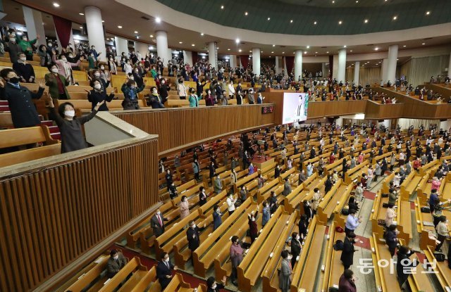 휴일 종교 행사가 재개된 26일 서울 여의도 순복음교회에서 교인들이 거리를 유지한 채 예배를 드리고 있습니다. 
＜김재명기자 base@donga.com＞