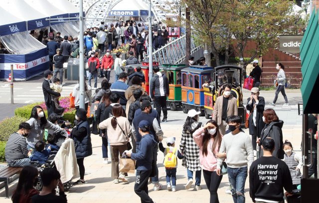 파주의 한 쇼핑몰도 시민들로 붐비고 있습니다.
＜양회성기자 yohan@donga.com＞