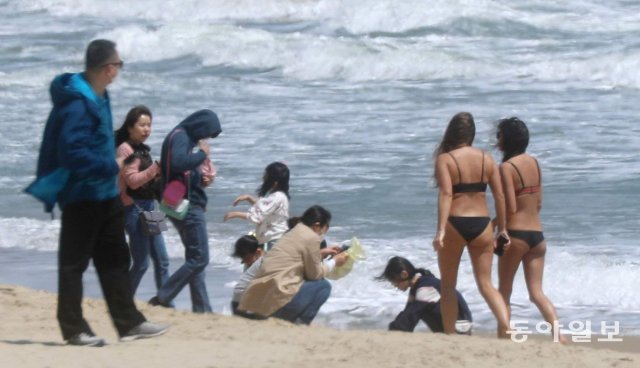 해운대 낮 기온도 최고 20도로 예보된 가운데 많은 시민들이 바닷가에서 휴일을 보내고 있습니다.
＜박경모기자 momo@donga.com＞