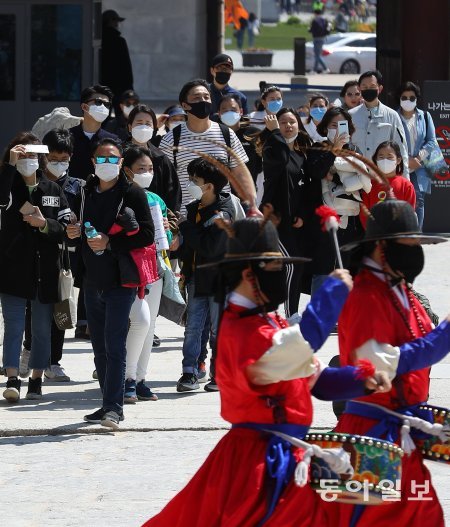서울 경복궁을 관람하러 온 인파도 예전에 비해 훨씬 늘어났습니다. 약식으로 진행되는 수문장 교대식을 관람객들이 바라보고 있습니다.
＜송은석기자 silverstone@donga.com＞