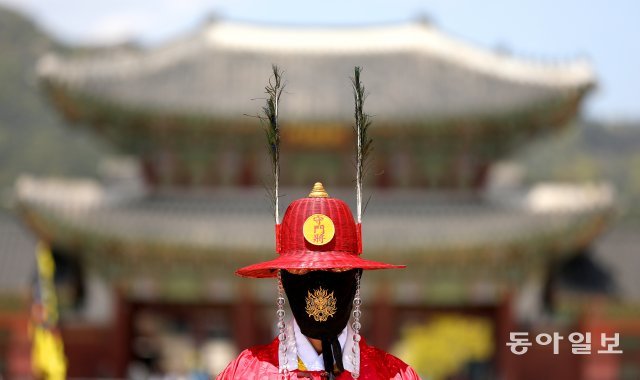 경복궁 수문장이 호랑이 마스크를 쓴 채 서 있습니다.
＜송은석기자 silverstone@donga.com＞