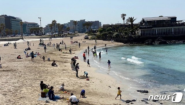 정부가 신종 코로나바이러스감염증(코로나19) 사태에 따른 ‘고강도 사회적 거리두기’ 완화 방침을 발표한 후 첫 휴일인 26일 제주시 함덕해수욕장에서 관광객과 도민들이 화창한 봄 날씨를 만끽하고 있다. © 뉴스1
