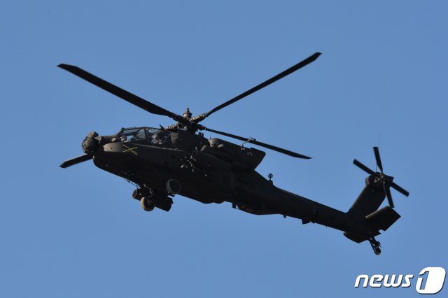 미 육군 아파치 가디언(AH-64E) 공격 헬기가 13일 오전 경북 포항시 남구 장기면 군 사격장에서 사격 전술 훈련을 하고 있다. 2020.2.13/뉴스1 © News1