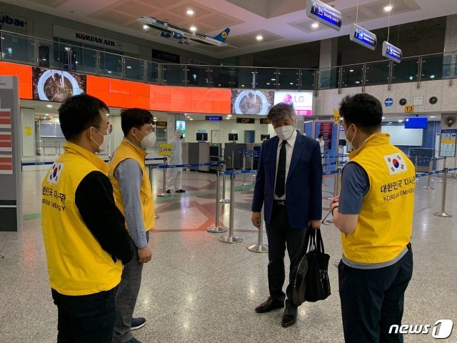 우즈베키스탄이 코로나19 자문을 위해 파견됐던 최재욱 고려대 의과대 예방의학과 교수와 우리국민 190여명의 귀국을 위해 특별기를 띄웠다. 사진은 26일 우리 국민들이 이 항공편에 탑승하기 위해 수속을 밟고 있는 모습. .(외교부 대변인실 제공)© 뉴스1