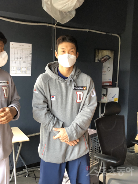 두산 안권수가 26일 잠실구장에서 훈련을 마친 뒤 인터뷰를 하고 있다. 잠실｜강산 기자 posterboy@dogna.com