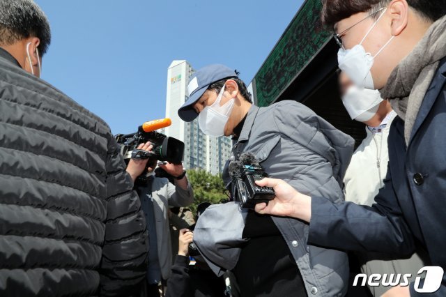 1조6000억원대 ‘라임 환매중단 사태’의 배후 전주(錢主)로 지목된 김봉현 전 스타모빌리티 회장이 26일 오전 경기도 수원시 영통구 수원남부경찰서에서 영장실질심사(구속 전 피의자 심문)를 받기 위해 호송차로 향하고 있다. 2020.4.26/뉴스1 © News1