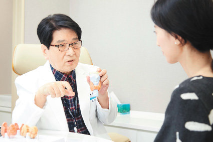 환자와 상담을 하고 있는 박정수 일산차병원 갑상선암센터장(왼쪽).