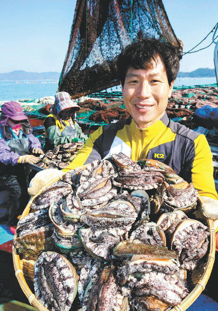 김현식 대표가 해상 가두리 양식장에서 건진 전복들을 보여주고 있다. 남해바다수산 제공