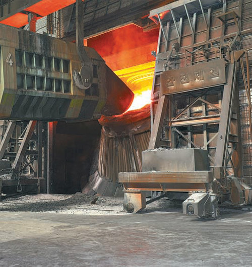 각종 스마트팩토리 기술이 적용되고 있는 제철소 내 제강 공장의 조업 모습. 포스코 제공