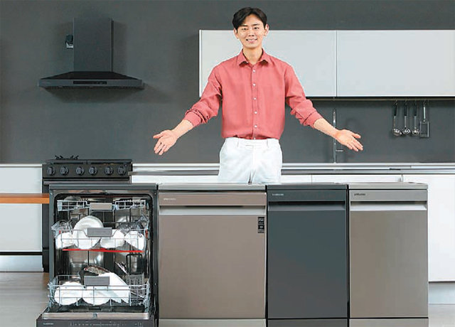 삼성전자가 26일 공개한 8인용, 12인용 신형 식기세척기. 삼성전자는 ‘입체 물살’과 ‘고온 직수 세척’을 갖춰 눌러붙은 음식물도 쉽게 떼어낼 수 있다고 설명했다. 삼성전자 제공