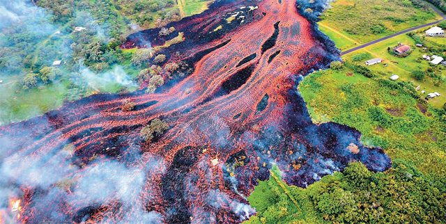 2018년 5월 폭발한 킬라우에아 화산의 용암이 흐르고 있다. 위키피디아 제공