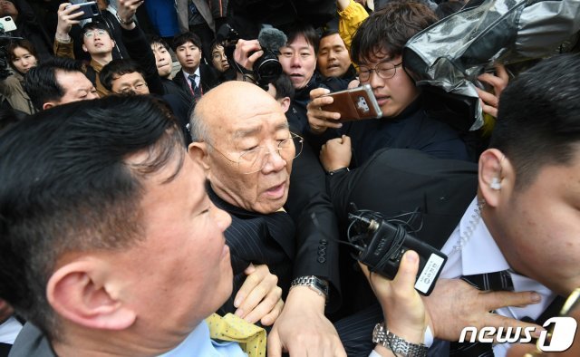 사자명예훼손 혐의로 재판에 넘겨진 전두환 전 대통령이 지난해 3월11일 오후 광주 동구 지산동 광주지방법원에서 열린 공판을 마치고 차량에 탑승하고 있다. 2019.3.11/뉴스1 © News1 황희규 기자