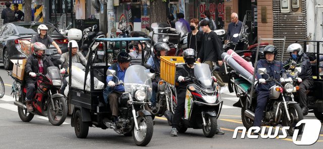 지난해 근로자의 날. 서울 동대문시장 일대에서 퀵서비스 운전자들이 오토바이를 타고 배달하고 있다.© News1