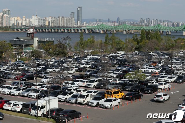 신종 코로나바이러스 감염증(코로나19) 확산이 줄면서 정부의 사회적 거리두기 완화 첫 주말인 26일 오후 서울 여의도 한강공원 주차장이 나들이객들의 차량으로 가득하다. 2020.4.26/뉴스1 © News1