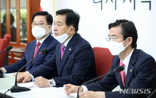 심재철 미래통합당 원내대표 겸 대표 권한대행이 27일 서울 여의도 국회에서 열린 최고위원회의 후 발언하고 있다. 사진=뉴시스