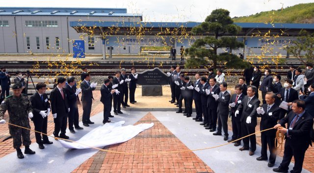 27일 강원 고성군 현내면 제진역에서 열린 동해북부선 추진 기념식에서 김연철 통일부 장관, 김현미 국토교통부 장관, 권구훈 북방경제협력위원회 위원장, 최문순 강원도지사를 비롯한 내빈들이 식수 표지석을 공개하고 있다. 사진=공동취재단