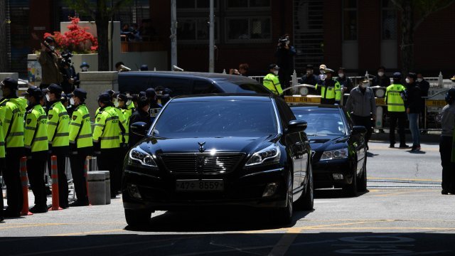 오전 8시 25분께 연희동 자택에서 출발한 차량이 낮12시19께 광주법원에 들어서고 있다.