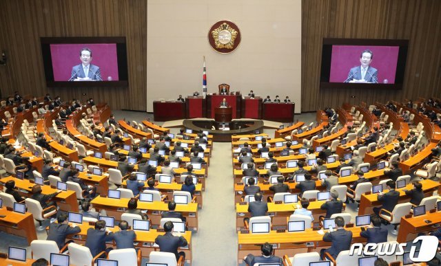 정세균 국무총리가 20일 오후 서울 여의도 국회 본회의장에서 열린 제377회 국회(임시회) 제1차 본희의에서 코로나19 사태 긴급재난지원금 지급을 위한 추가경정예산안 편성과 관련해 시정연설을 하고 있다. 2020.4.20/뉴스1 © News1