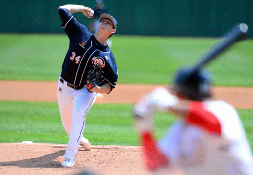 27일 인천 SK행복드림구장에서 SK 와이번스와 두산 베어스의 연습경기가 열렸다. 두산 선발투수 플렉센이 힘차게 볼을 던지고 있다. 인천｜김민성 기자 marineboy@donga.com