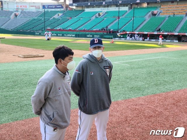 두산 베어스 외국인 투수 크리스 플렉센이 27일 인천 SK행복드림구장에서 열린 SK 와이번스 전을 마치고 취재진과 인터뷰를 하고 있다. © 뉴스1