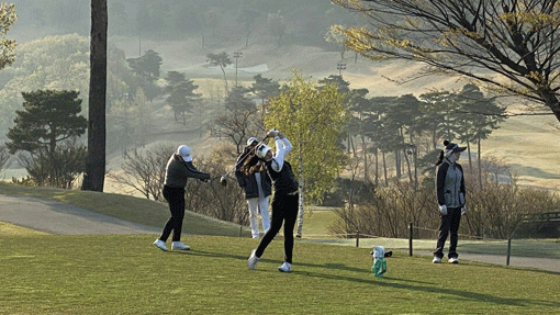 프로와 아마추어가 동반 라운딩을 통해 실력을 겨루는 ‘1879 오픈 골프 토너먼트’ 1차대회 예선이 27일 경기도 안성 골프클럽 안성Q에서 열렸다. 사진제공｜1879골프