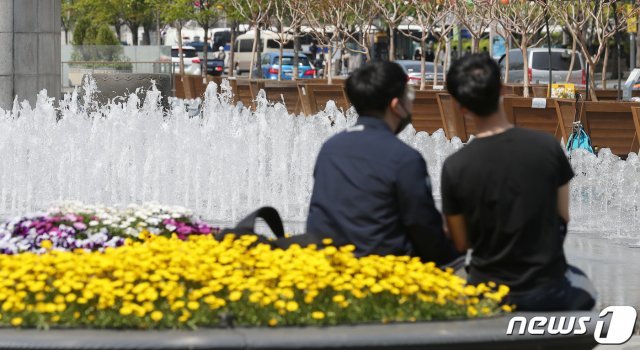 28일 오후 서울 세종대로 광화문광장에 시민들이 휴식을 취하고 있다. 2020.4.28 © News1