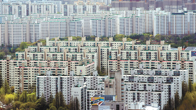 국토교통부가 29일 2020년 공동주택 공시가격을 확정해 공개하고 이의신청을 받는다. 서울 강남권을 중심으로 아파트 가격이 하락하고 있지만 강남에 주로 분포해 있는 15억 원 이상 고가 주택의 공시가격은 전년 대비 평균 26% 가까이 인상될 것으로 보인다. 뉴스1