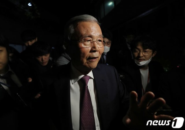 미래통합당 전국위원회에서 ‘김종인 비대위’ 전환 결정이 내려진 28일 김종인 전 총괄선거대책위원장이 서울 종로구 구기동 자택에 들어서고 있다. 2020.4.28/뉴스1 © News1