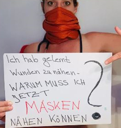 의료장비 부족에 항의하며 알몸 시위에 나선 한 독일 의사가 “상처를 꿰매는 법을 배웠는데, 지금 나는 왜 마스크를 꿰매고 있냐”고 적힌 피켓을 들고 있다. 사진 출처 Blanke bedenken 홈페이지
