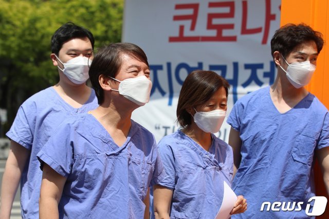 안철수 국민의당 대표가 지난 27일 오후 신종 코로나바이러스 감염증(코로나19) 지역거점병원인 대구 중구 계명대 대구동산병원에서 의료봉사를 위해 보호구 착의실로 향하고 있다. /뉴스1 © News1