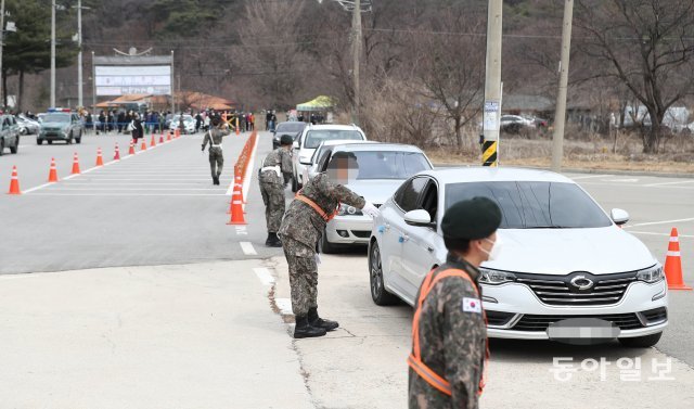 9일 강원 철원군 육군 6사단 청성신병교육대에 입소하는 입영 가족들이 코로나19 확산 방지를 위해 위병소 앞에서 드라이브 스루 형식으로 진행되고 있다. 주현희 기자 teth1147@donga.com