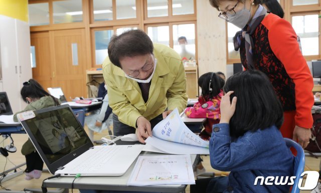 조희연 서울시교육감이 29일 서울 강서구 등원초등학교에서 돌봄교실을 방문했다. 2020.4.29/뉴스1 © News1