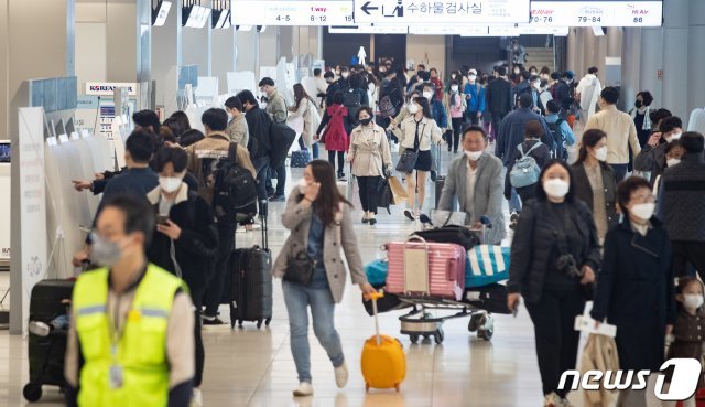 신종 코로나바이러스 감염증(코로나19) 대응 사회적 거리두기가 완화된 가운데 황금연휴를 앞둔 28일 서울 강서구 김포공항 국내선청사가 승객들로 붐비고 있다. 제주도는 29일부터 5월5일까지 7일간 제주 방문 관광객을 17만9천여 명으로 예상하고 있다.  2020.4.28 © News1