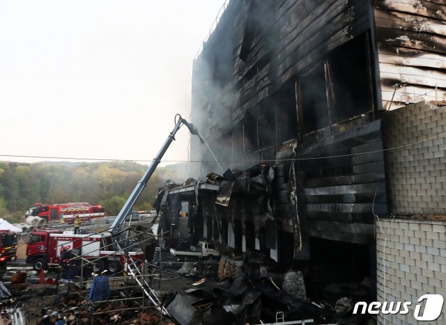 29일 오후 경기도 이천시 모가면 물류창고 공사 현장에서 발생한 화재로 건물이 검게 그을려 있다. 이 사고로 다수의 사상자가 발생했으며 소방당국은 원인과 피해 규모를 조사할 방침이다. 2020.4.29 © News1