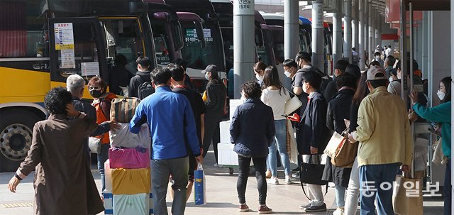 황금연휴 앞두고 고속버스터미널 북적 최장
 6일의 황금연휴를 하루 앞둔 29일 서울 서초구 고속버스터미널에서 많은 승객이 고속버스를 타기 위해 기다리고 있다. 이번 연휴 
기간 제주와 강원 등지에 많은 관광객이 몰릴 것으로 예상되자 정부는 코로나19 확산을 막기 위한 방역수칙 준수를 당부했다. 송은석
 기자 silverstone@donga.com