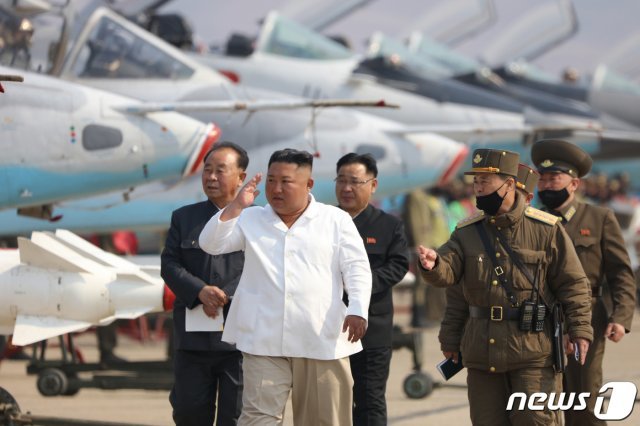 김 정은 국무위원장이 서부지구 항공 및 반항공사단 관하 추격습격기연대를 시찰하고 있는 모습.