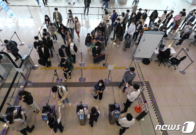 본격적인 황금연휴가 시작된 30일 오전 서울 강서구 김포공항 국내선 청사가 탑승객들로 붐비고 있다.

제주도관광협회는 황금연휴가 시작된 지난 29일 제주 방문객이 신종 코로나바이러스 감염증(코로나19) 사태 이후 최다인 3만6587명으로 잠정 집계됐다고 밝혔다.

이는 코로나19의 세계적 대유행으로 국제선 하늘길이 막히고 해외여행을 다녀오더라도 2주간 자가격리를 해야하는 등 사실상 해외여행이 불가능해지면서 관광객들이 제주로 몰리는 것으로 풀이된다. 2020.4.30/뉴스1