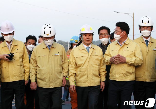 정세균 국무총리가 29일 오후 경기도 이천시 모가면 물류창고 화재 현장으로 향하고 있다. 이 사고로 다수의 사상자가 발생했으며 소방당국은 원인과 피해 규모를 조사할 방침이다. 2020.4.29/뉴스1 © News1