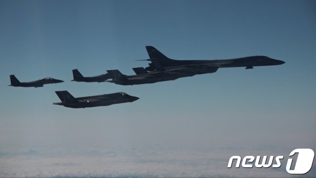 한반도 상공에서 무장투하 절차 훈련 중인 ‘죽음의 백조’ B-1B 랜서