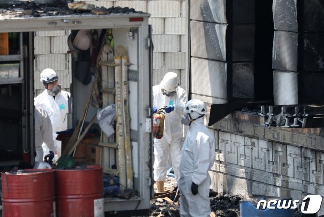 지난 30일 오전 경기도 이천시 모가면 물류창고 화재 현장에서 경기남부지방경찰청과 유관기관 관계자들이 합동 감식을 하던 중 소화기를 살펴보고 있다. 2020.4.30/뉴스1 © News1