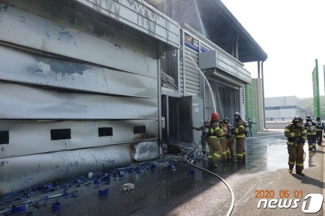 1일 오후 삼성디스플레이 아산 사업장에서 변압기가 폭발하면서 화재가 발생했다.(아산소방서 제공)© 뉴스1