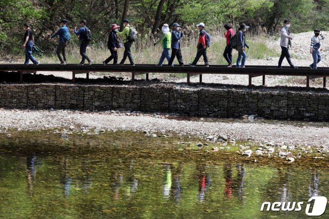 근로자의 날을 맞아 황금연휴가 이어진 1일 대전시 계룡산 국립공원 수통골을 찾은 등산객들이 산행을 하고 있다. 2020.5.1/뉴스1 © News1