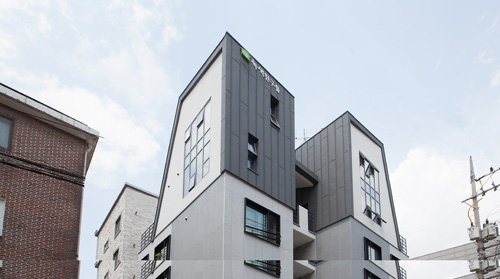 서울 마포구 성산로에 위치한 국내 1호 토지임대부 사회주택인 ‘녹색친구들 성산’의 외부 전경. 1층은 사진관, 2~4층에 11가구가 살고 있다. 녹색친구들 제공