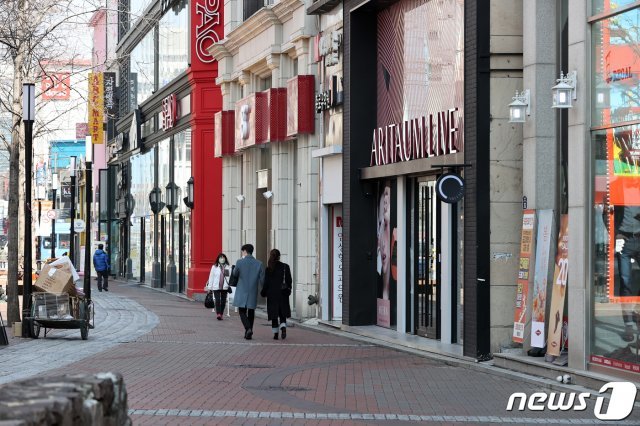 신종 코로나바이러스 감염증(코로나19) 확산이 이어졌던 지난3월8일 오후 대구시 중구 동성로 일대가 한산하다. 2020.3.8/뉴스1 © News1