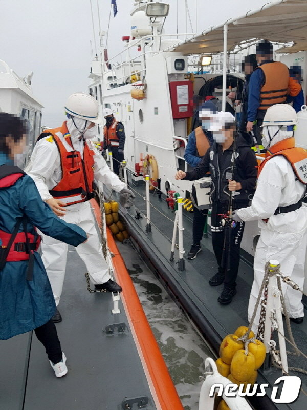 해경이 2일 오전 인천 팔미도 해상에서 낚시어선 승객들을 구조하고 있다.(인천해경서 제공)© 뉴스1