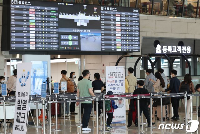 황금연휴 둘째날인 1일 오전 서울 강서구 김포공항 국내선 청사가 승객들로 붐비고 있다. 한국공항공사에 따르면 황금연휴 기간에 예정된 김포-제주 노선 출발·도착 항공편은 총 1천670대, 일평균 238.6대로 잠정 집계됐다. 국내에서 코로나19 확산세가 주춤해지고 사회적 거리두기도 완화하면서 제주행 여행객 수요가 연휴를 끼고 되살아나자 항공사들이 항공편 투입을 늘린 것으로 분석된다. 2020.5.1/뉴스1 © News1