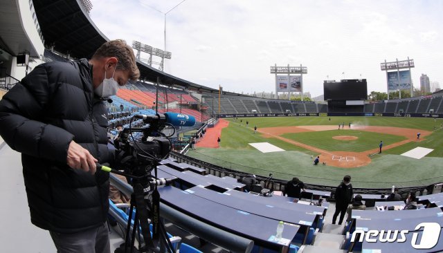 21일 오후 서울 송파구 잠실야구장에서 열리는 2020 KBO 연습경기 두산 베어스와 LG 트윈스의 경기를 앞두고 외신 기자가 취재를 하고 있다.  2020.4.21/뉴스1 © News1