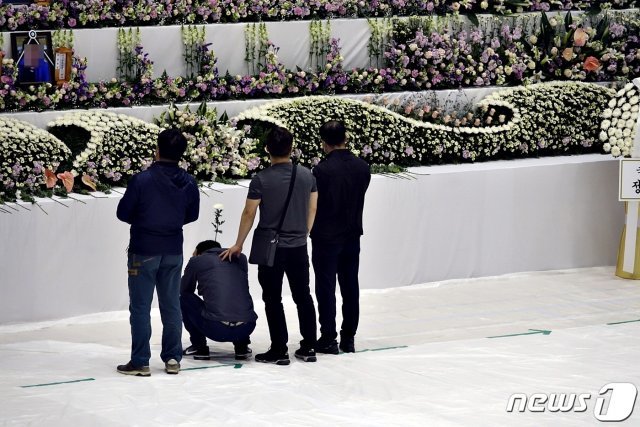 1일 오후 경기 이천 창전동 이천서희청소년문화센터에 마련된 한익스프레스 물류창고 화재 합동분향소에서 유가족과 지인들이 깊은 슬픔에 잠긴 채 조문하고 있다. 2020.5.1/뉴스1 © News1